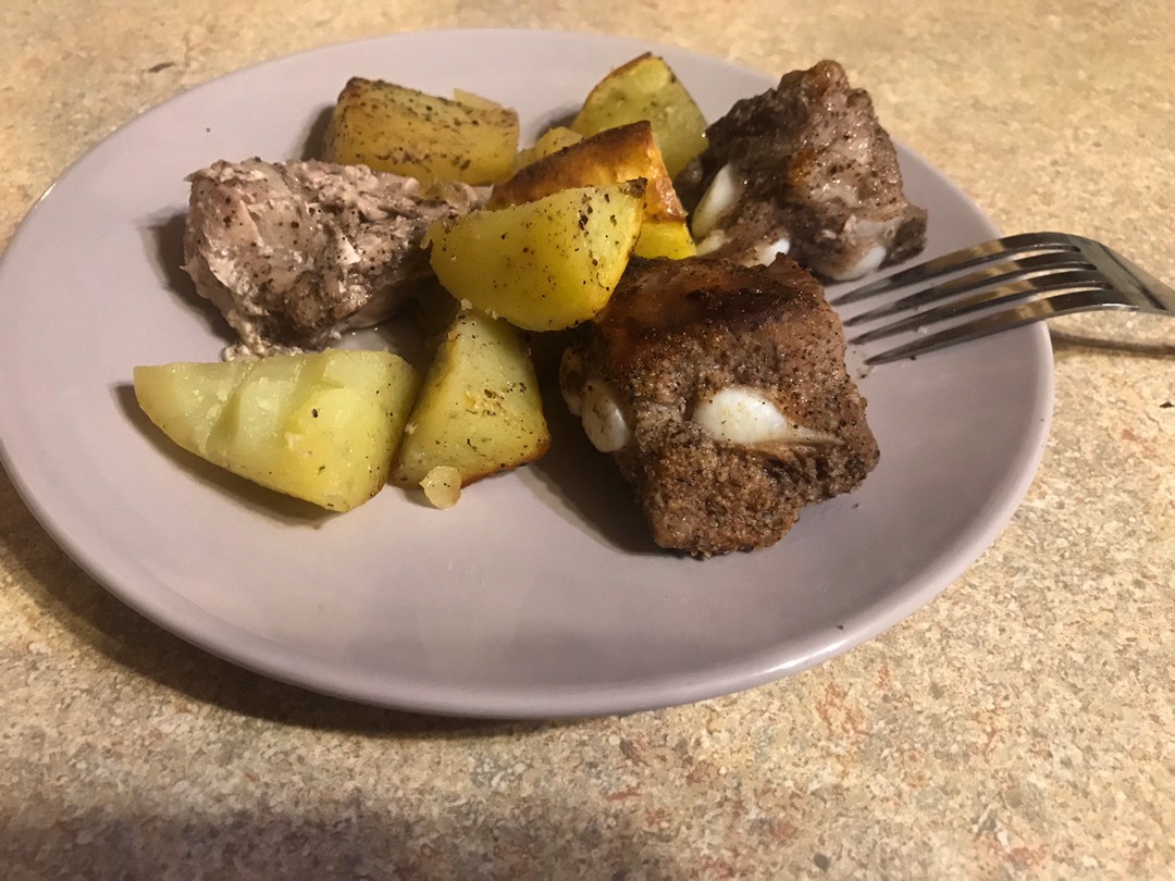 Свиные рёбра с картофелем