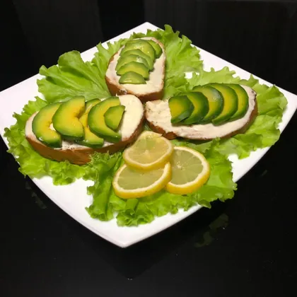 Бутерброды с авокадо, сыром и зеленью