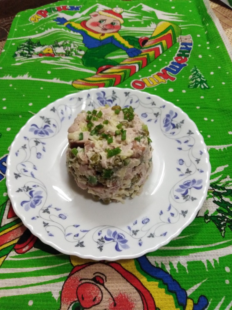 Нежный салат с копченой курицей и зеленым горошком