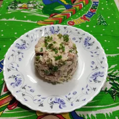 Салат с копчёной курицей и зелёным горошком