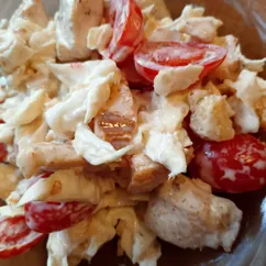 Салат с курицей и черри