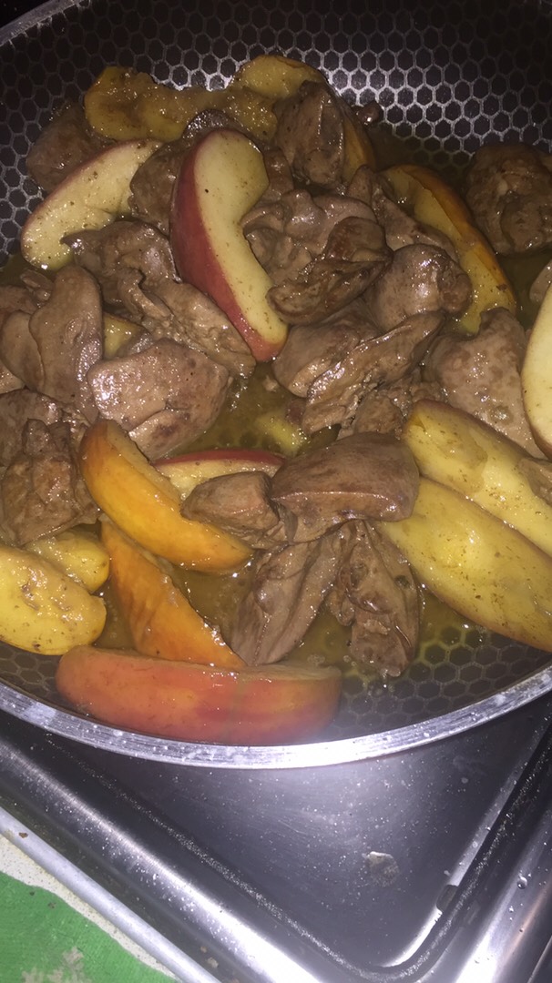 Куриная печенка с яблоком