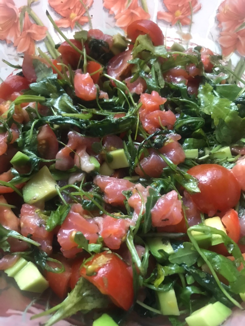 Салат с красной рыбой, рукколой, помидорами и луком