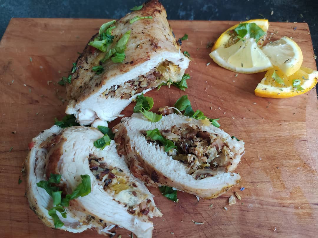 Филе, фаршированное апельсином, грецкими орехами и моцареллой