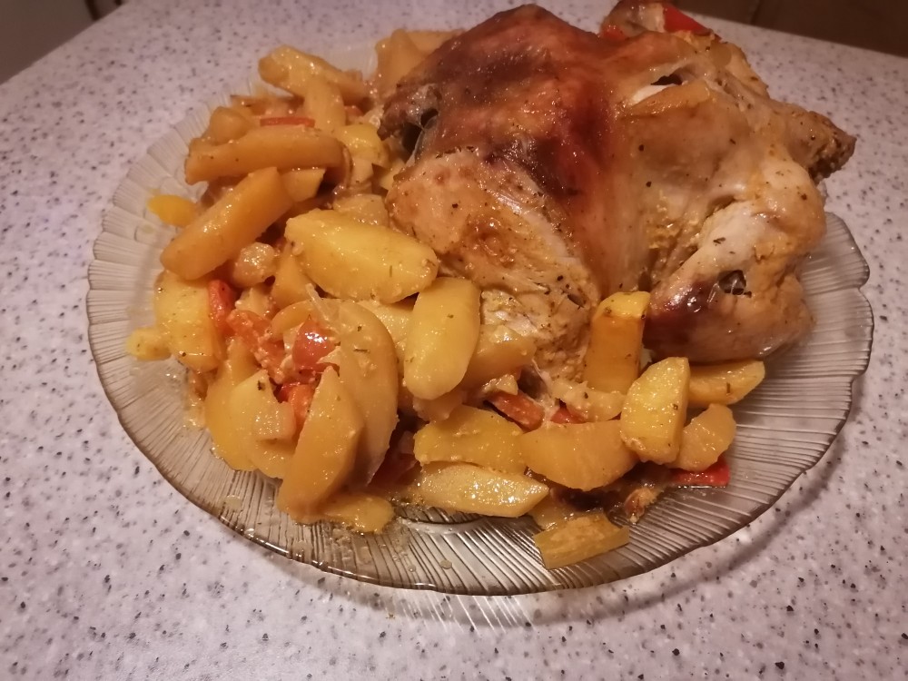 Курица, запечённая целиком с картошкой в рукаве
