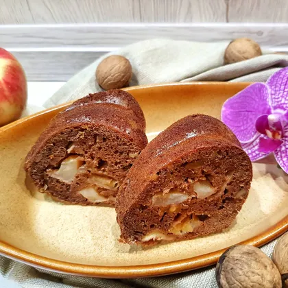Шоколадный пирог с яблоками и орехами