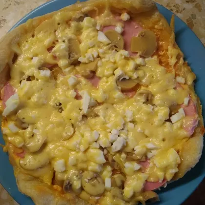 Пицца на слоеном тесте с грибами, колбасой и яйцами в мультиварке