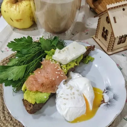 Быстрый завтрак. Бутерброд с авокадо, лососем, сыром и яйцо