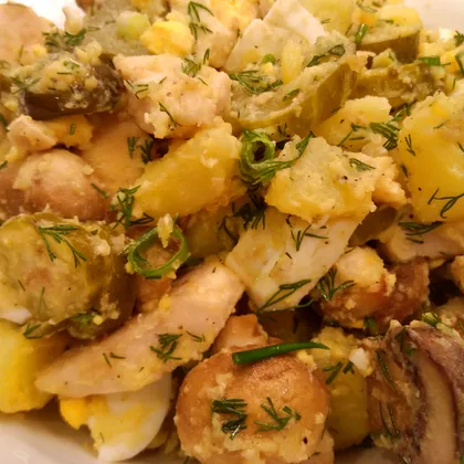 Картофельный салат с курицей и грибами