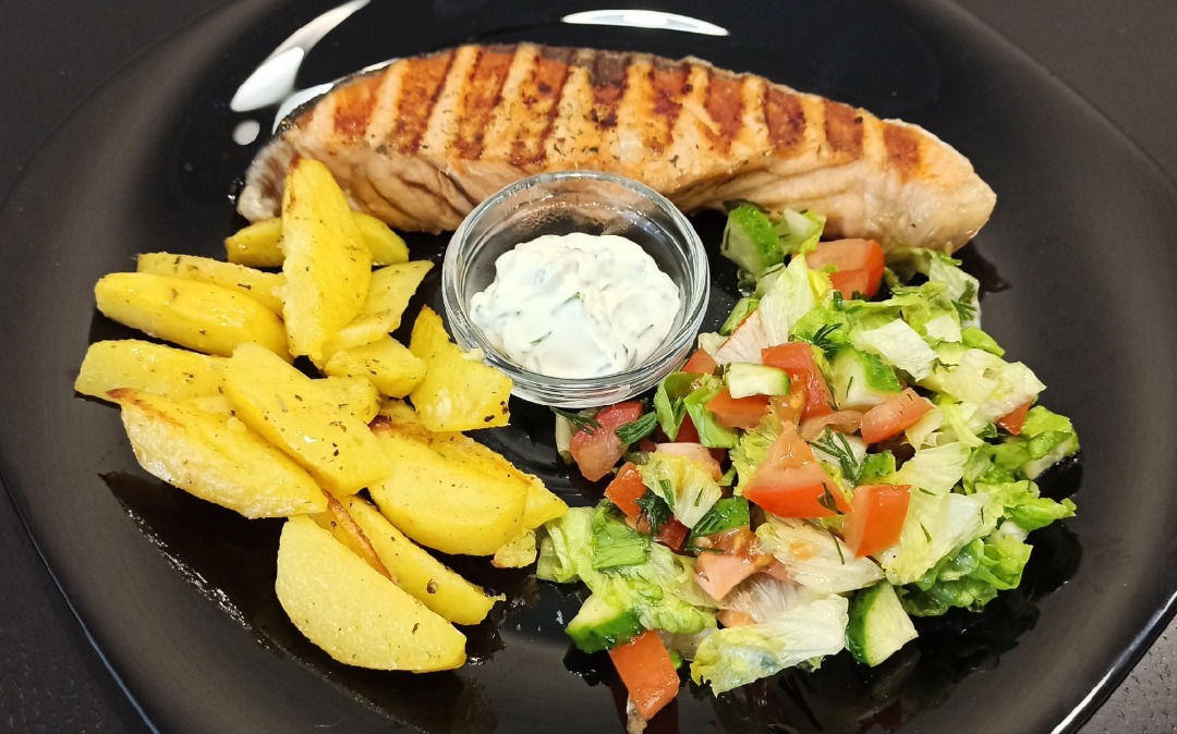 Картофельный салат с лососем и маринованным огурцом