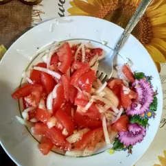 Салат из помидоров с луком