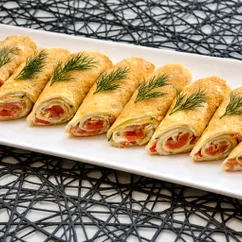  Яичные блинчики с красной рыбой