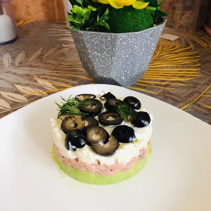 ПП салат из тунца, авокадо, белок яичный, и маслины
