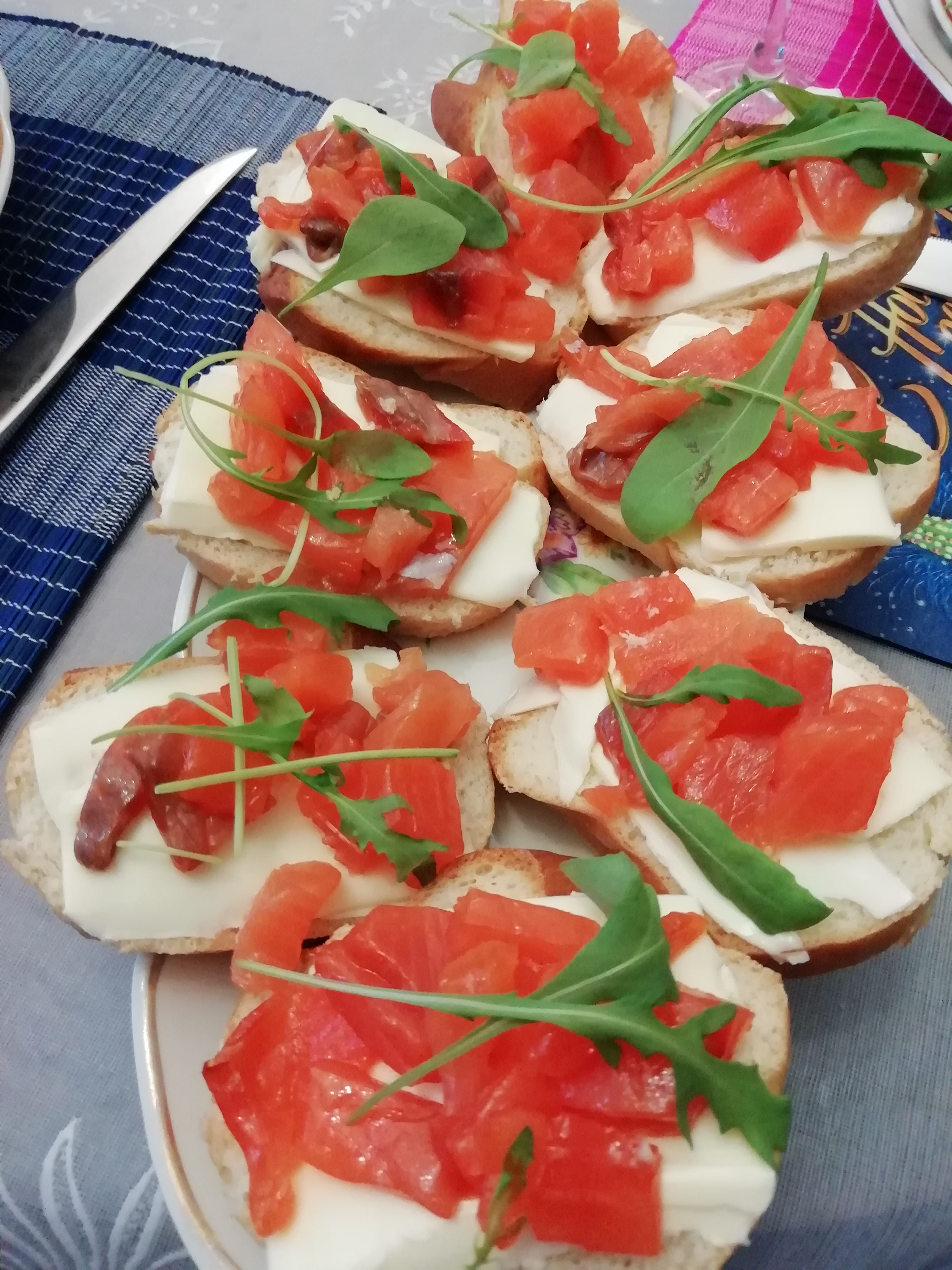 Бутерброды со слабосолёной красной рыбой🐟 - рецепт автора Максим Асаинов