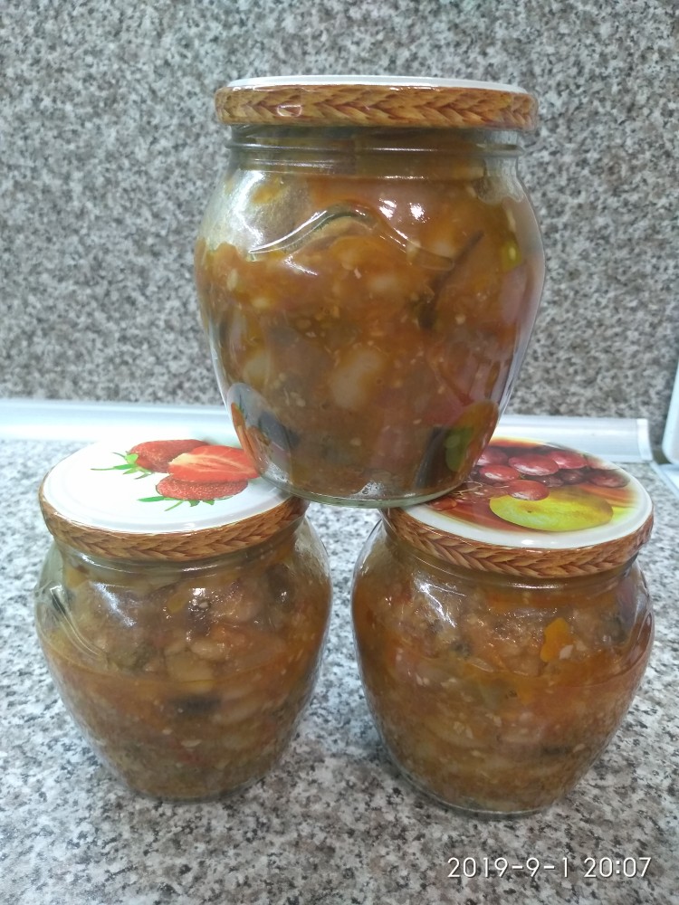 Салат с баклажанами и белой фасолью