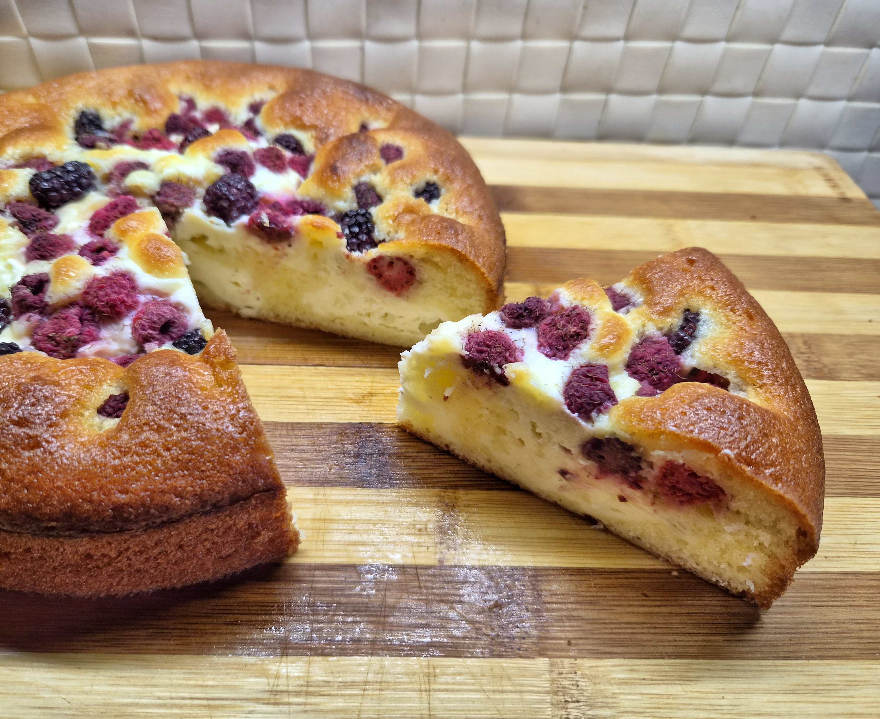 Бисквитный пирог с творожной начинкой и ягодами.