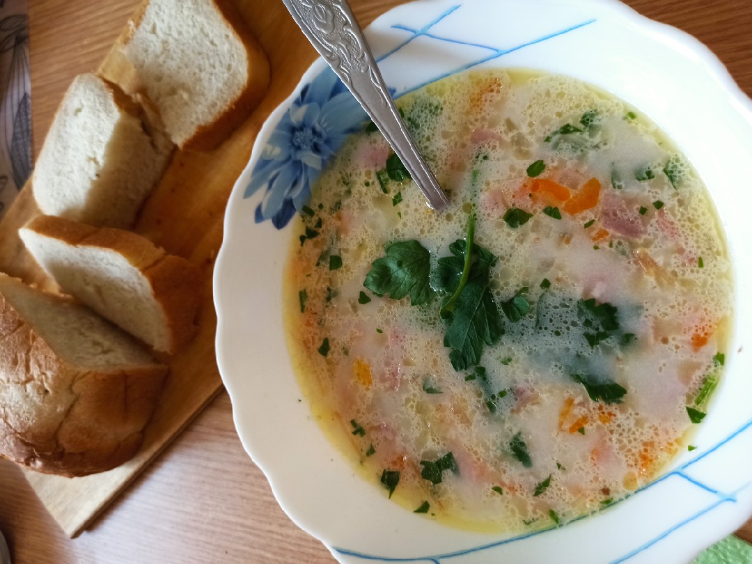 Сырный суп с вермишелью и ветчиной