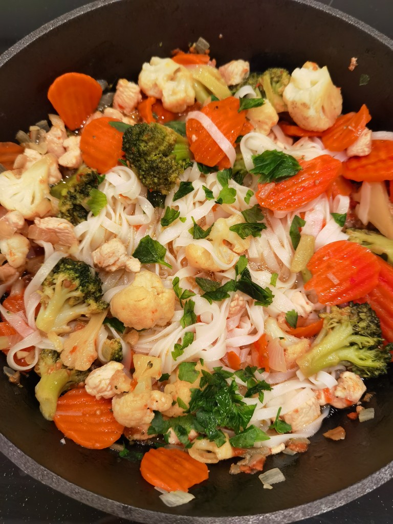 Ужин импровизация. Рисовая лапша с овощами и курицей
