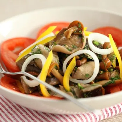 Салат из маринованных грибов с овощами
