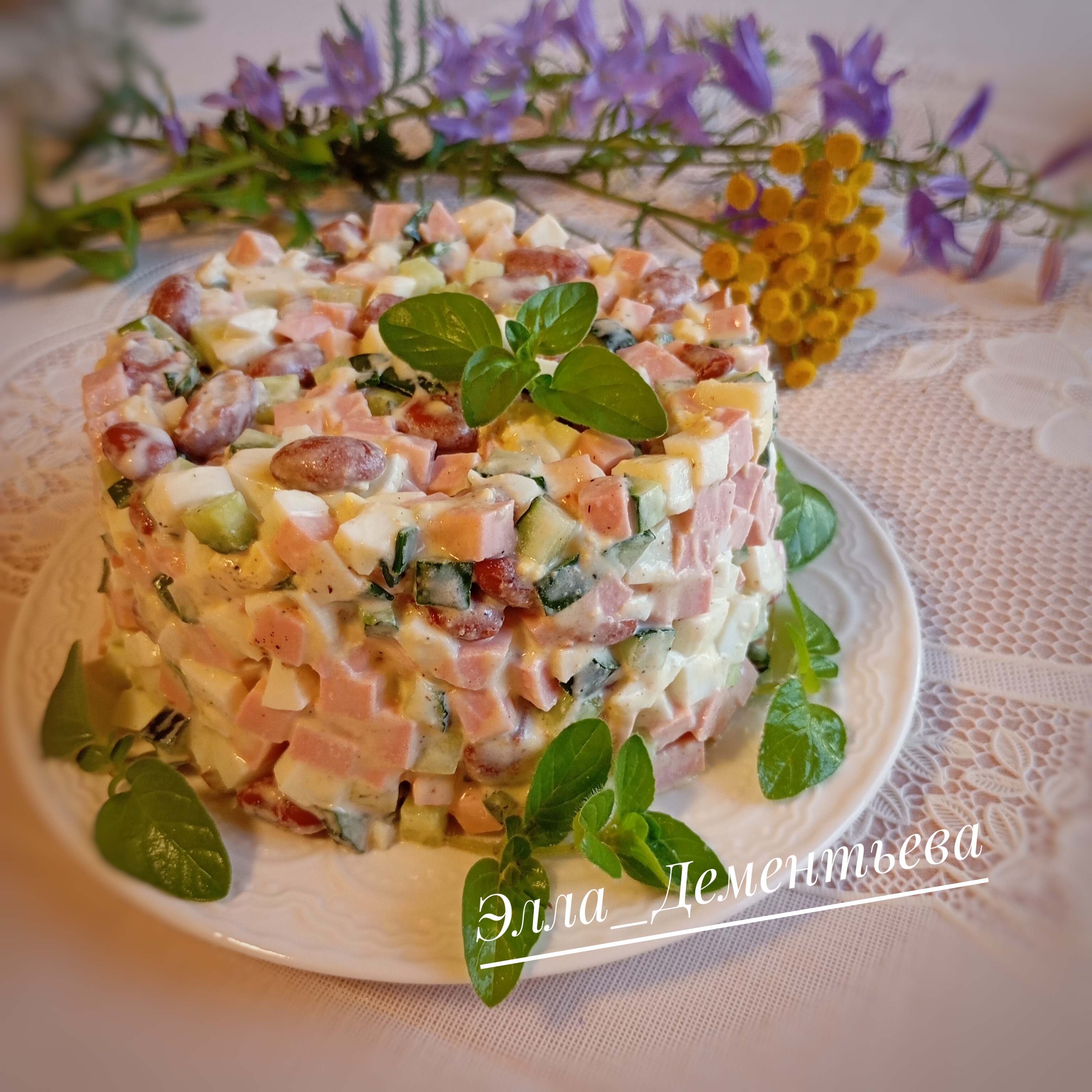 Салат с консервированной фасолью и колбасой