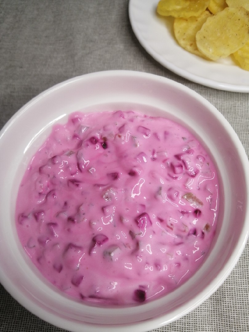Соус со свёклой и маринованным огурцом