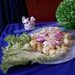 Макароны с колбасой в сливочном соусе
