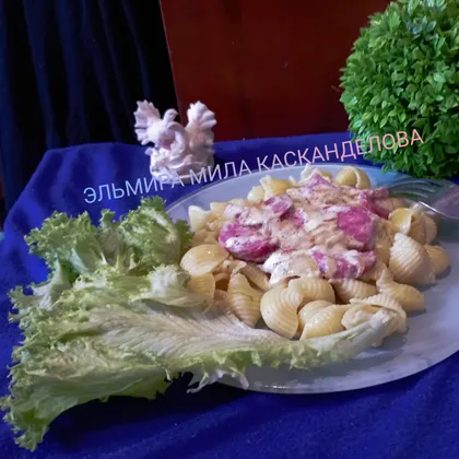 Макароны с колбасой в сливочном соусе