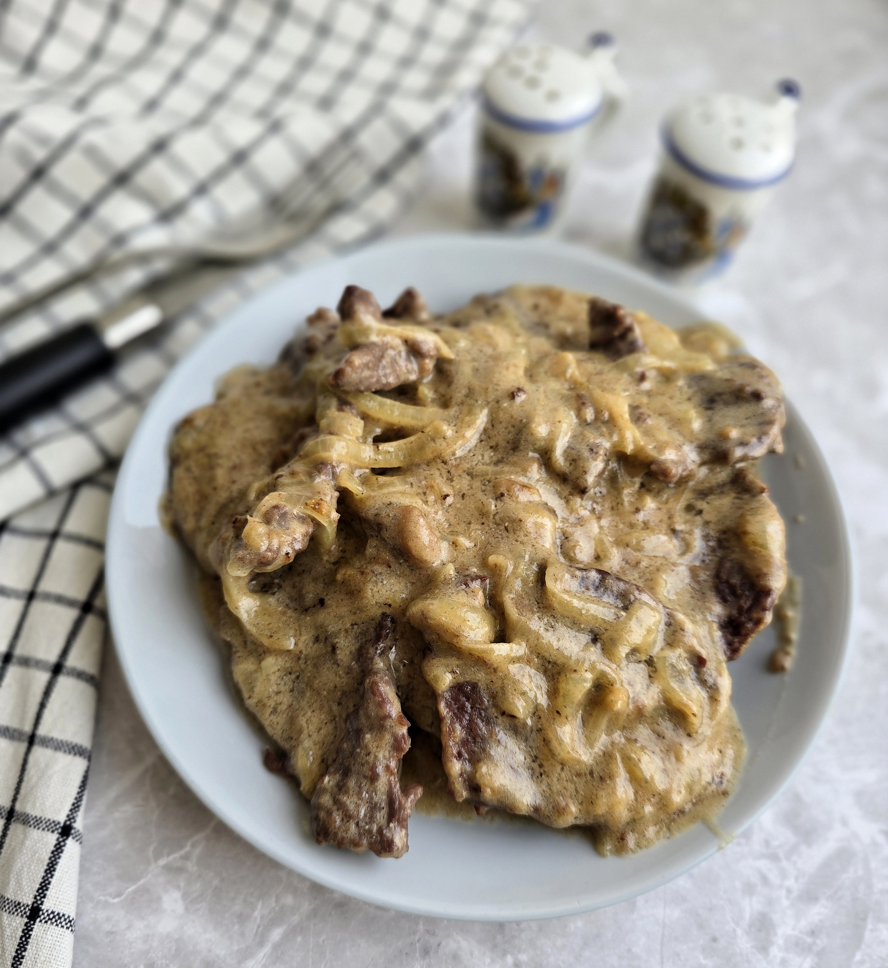 Шнельклопс (говядина, тушёная в сметане с луком)