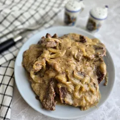 Шнельклопс (говядина, тушёная в сметане с луком)