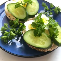 Хлебцы с творожным сыром, огурцом с зеленью