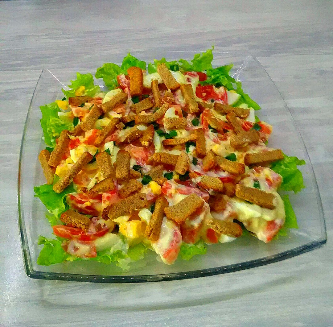 Салат с сухариками и помидорами - рецепты с фото