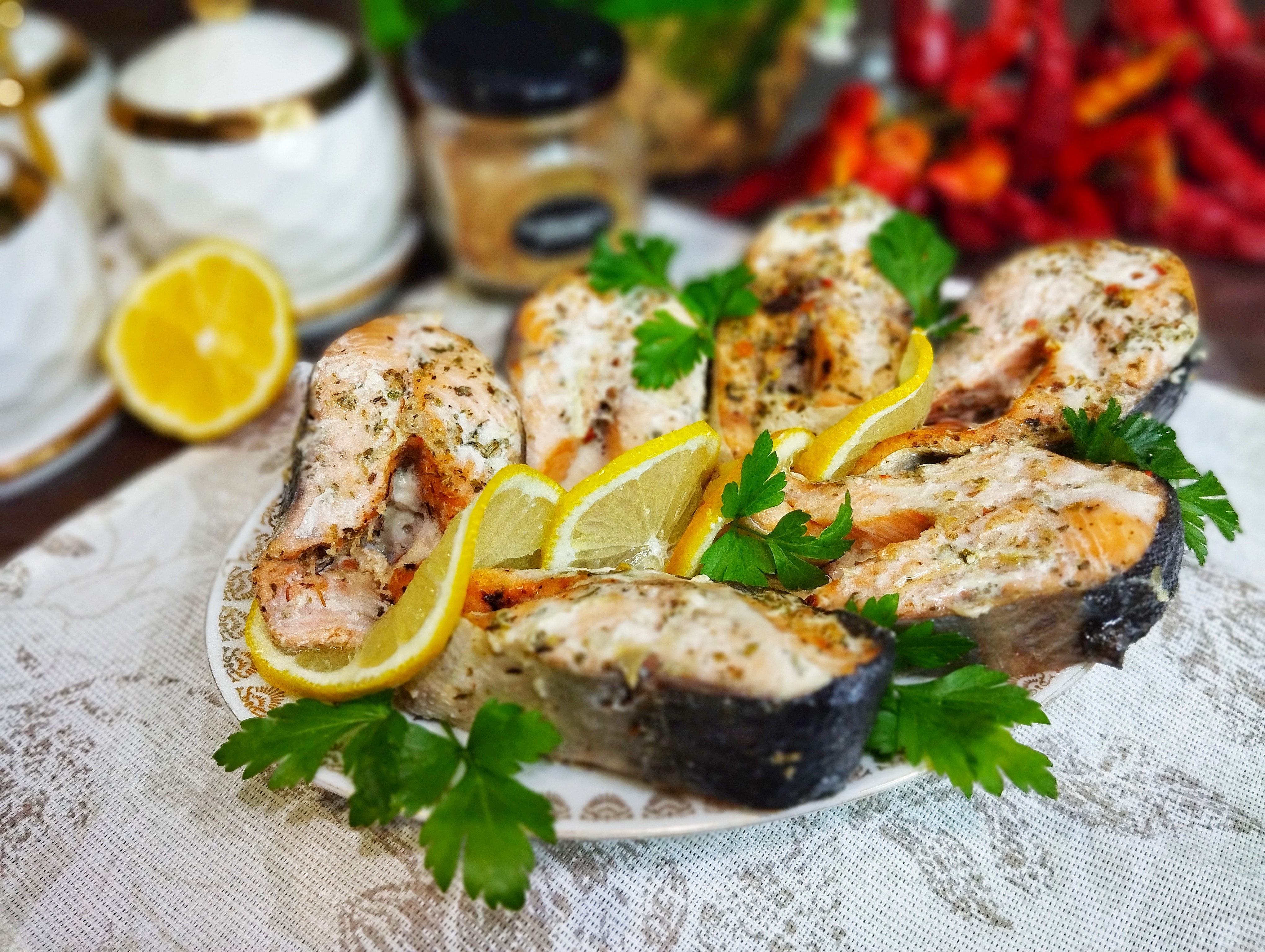 Горбуша, запечённая с лимоном и специями