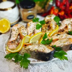 Горбуша, запечённая с лимоном и специями  