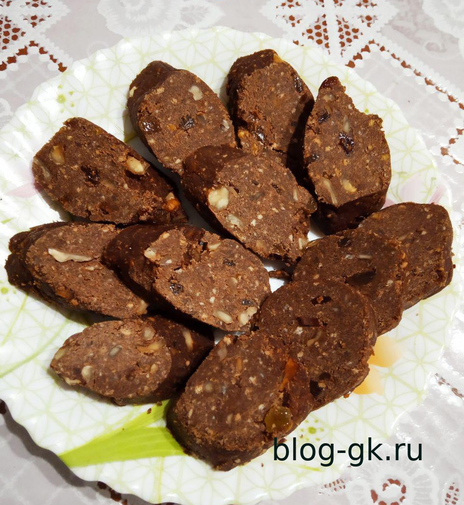 Сладкая колбаска с орехами и изюмом