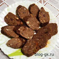 Сладкая колбаска с орехами и изюмом