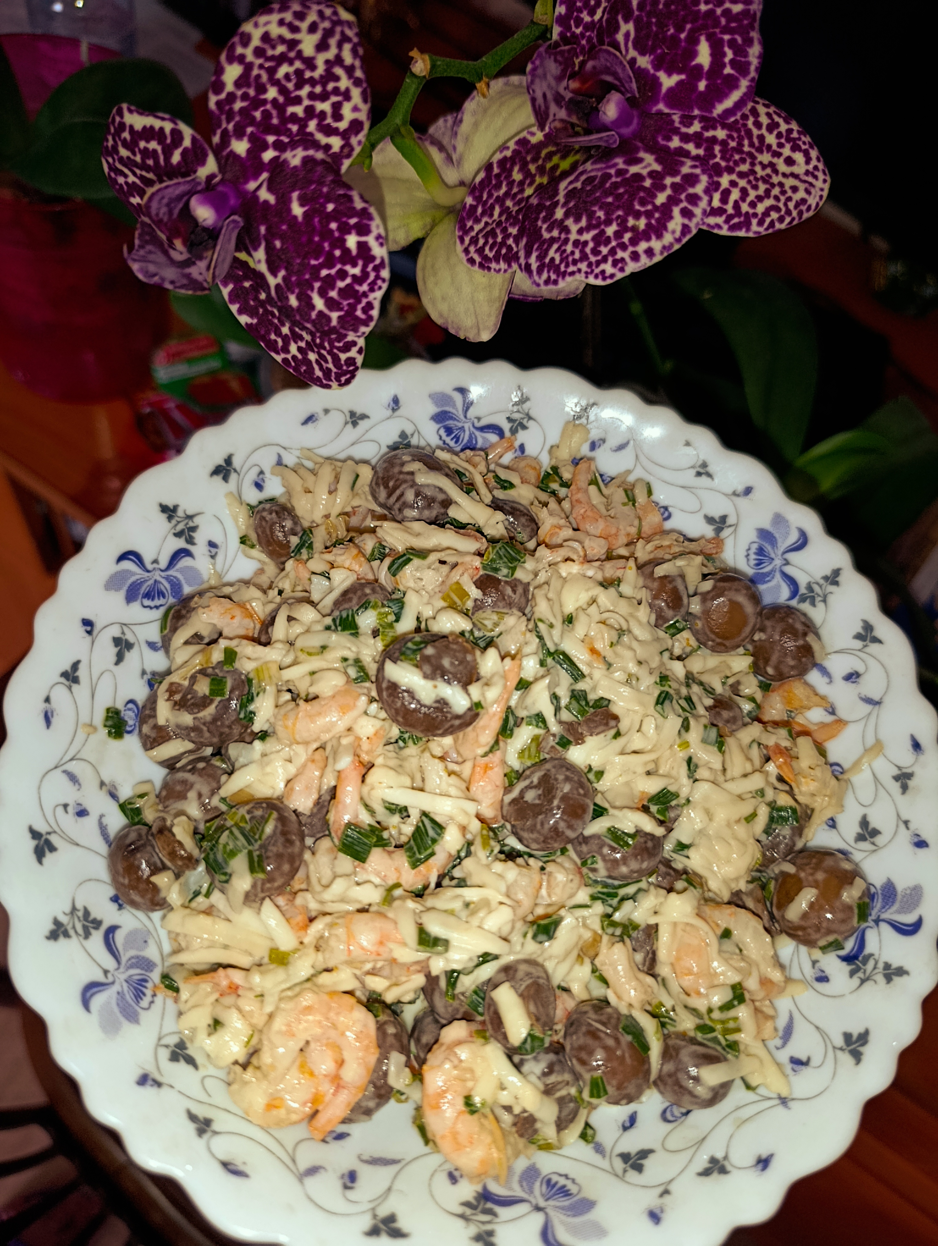 Салат с креветками, сыром и королевскими шампиньонами