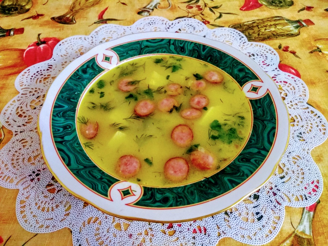 Гороховый суп с копчеными колбасками и плавленым сыром