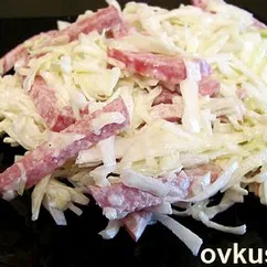 Салат с капустой и копченой колбасой