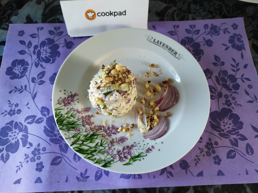 Салат с красной рыбкой, огурчиком и грецкими орехами
