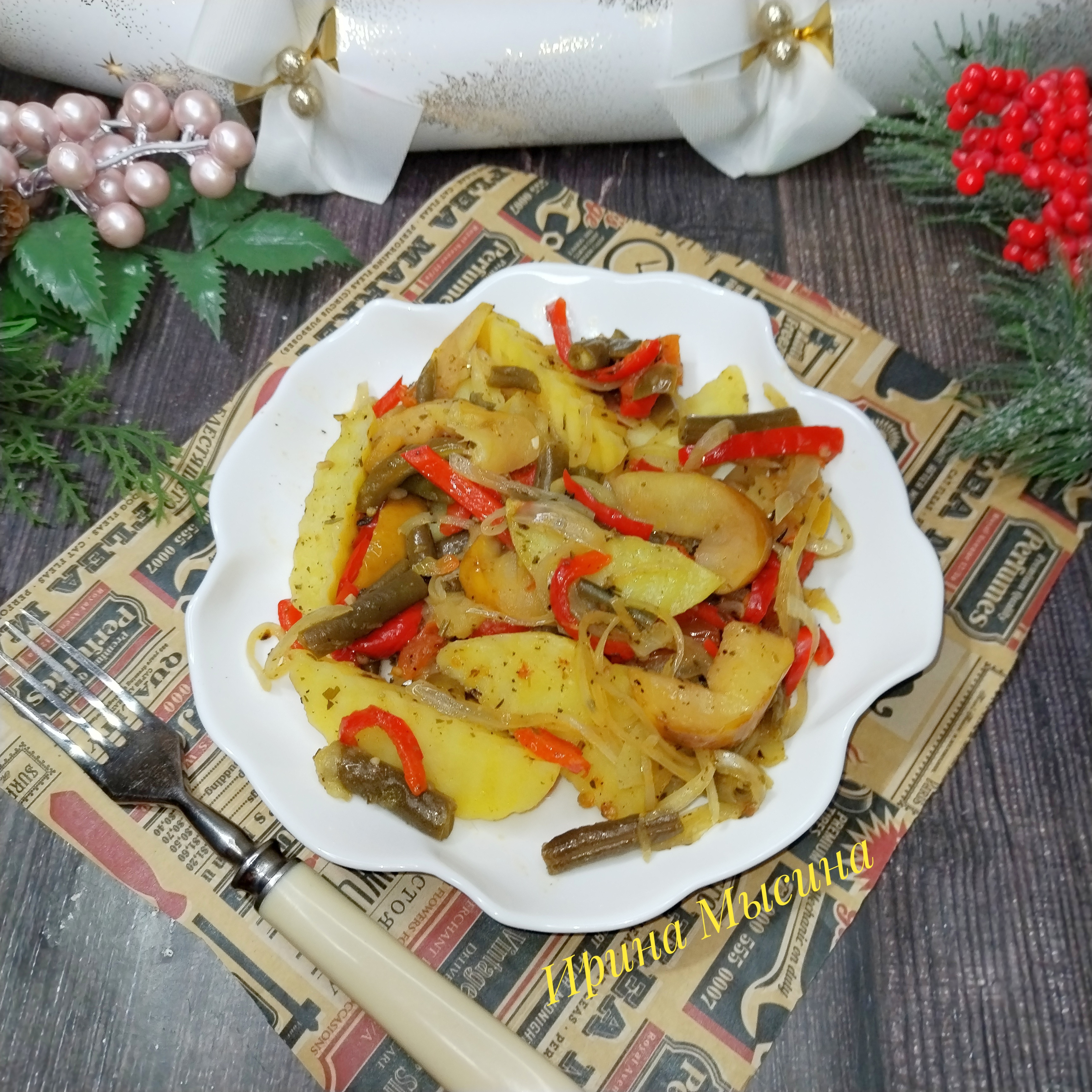 Запечённый картофель с овощами и яблоком в духовке 
