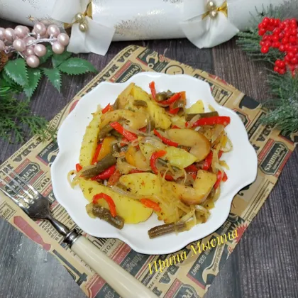 Запечённый картофель с овощами и яблоком в духовке 