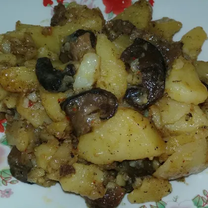 Жареная картошка с грибами и мясом