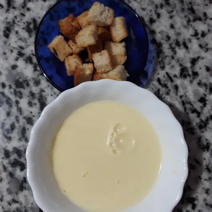 Суп сырный с чесночными сухарями