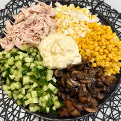 Салат с курицей и грибами