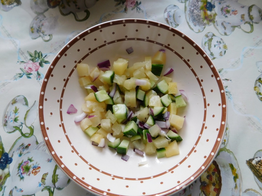 Салат из огурцов с ананасами