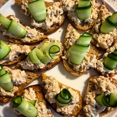 Брускетта с печенью трески