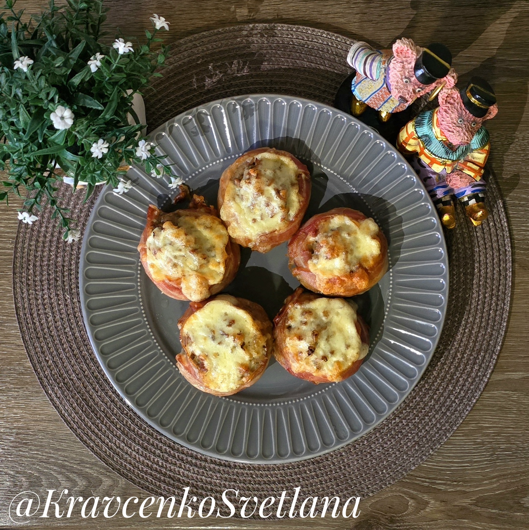 Фаршированные шампиньоны в беконе