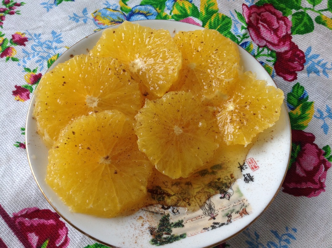 Очистите апельсины от кожуры и переложите в миску