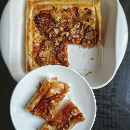 Пирог с карамелизированной грушей и сыром дор-блю