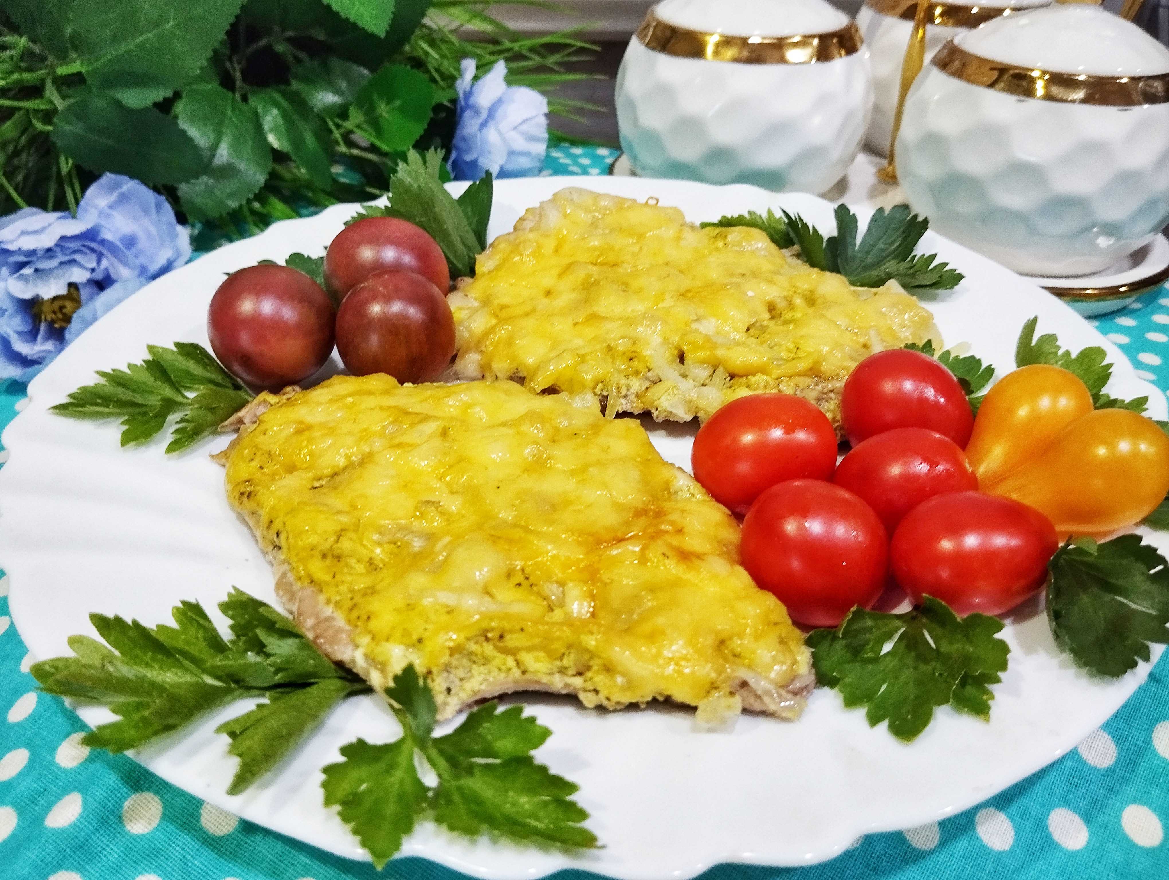 Свиные отбивные под сыром